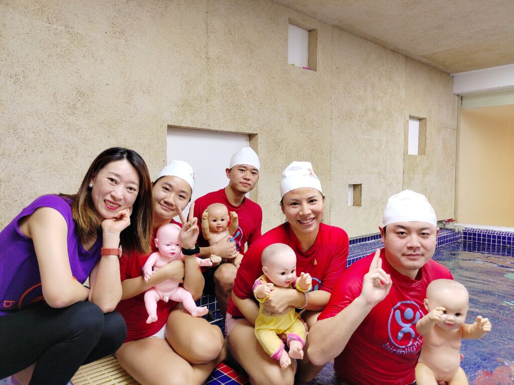 Baby swimming teachers in China at the side of the pool
